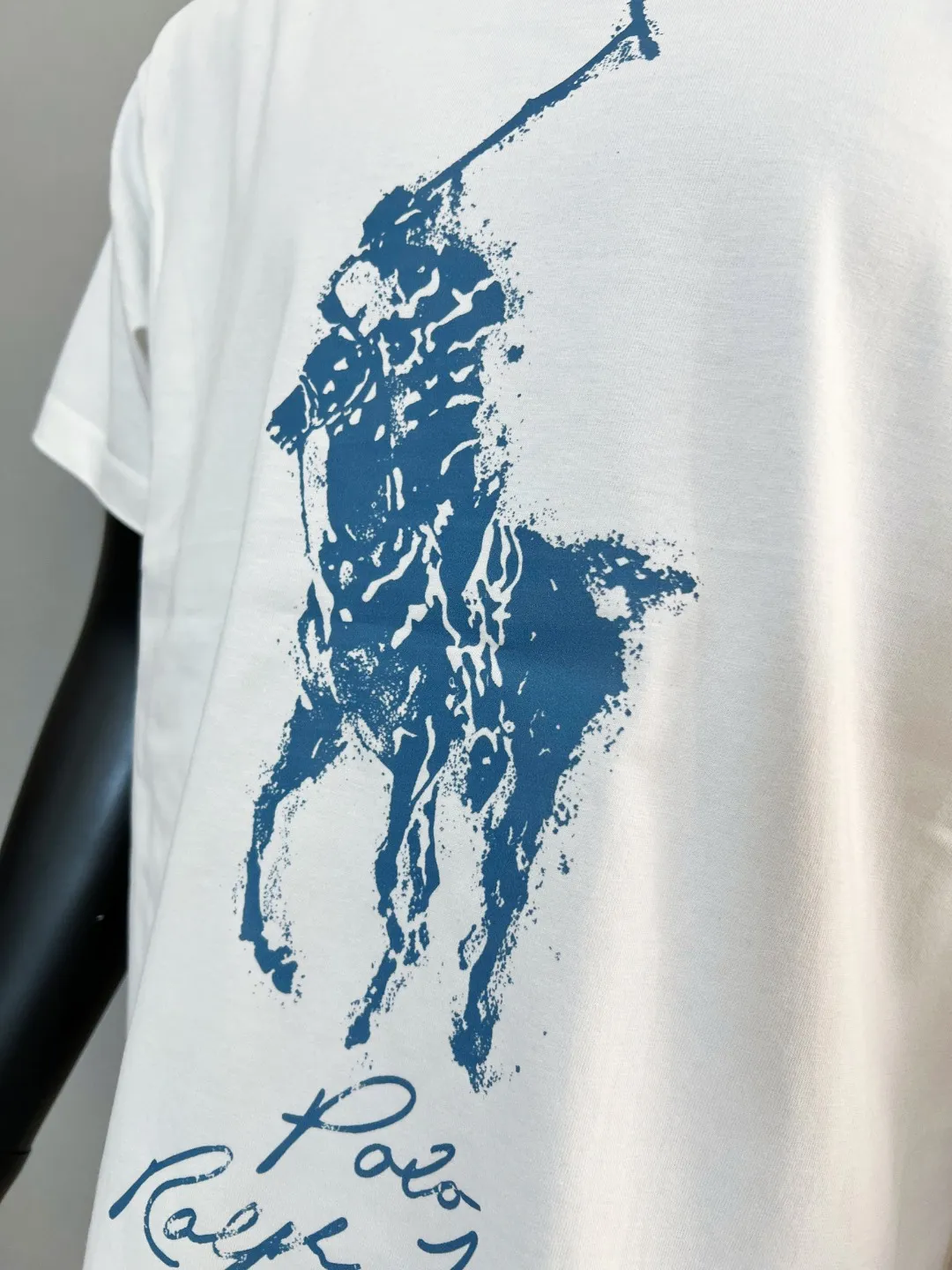 P140 Polo Ralph Lauren 2026ss spring and summer new style Equestrian Rider Nevis island printed round neck short-sleeved T-shirt; new products are available on the official website at the same time; strictly control the size of the LOGO; the color matching and color matching details are consistent with the official website; simple and fashionable style; select 240g double yarn pure cotton fabric; high specification tight threaded neckline; back body seaming and bone; pre-made high-temperature anti-shrinking process before leaving the factory; not easy to deform and shrink after washing; essential clothing for three seasons; color: black white, size XS-L (Can wear up to 200 pounds)
